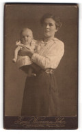 Fotografie Emil Winzer U. Sohn, Potschappel, Mutterglück, Junge Mutter Posiert Mit Ihrem Kind Auf Dem Arm  - Anonymous Persons