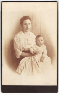 Fotografie Unbekannter Fotograf Und Ort, Junge Mutter Mit Ihrem Sohn Hans Auf Dem Schoss, 1920  - Personnes Anonymes