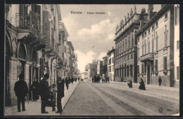 Cartolina Verona, Corso Cavour Mit Passanten  - Verona