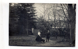 Carte Photo D'un Couple élégant Avec Leurs Chien Dans Leurs Jardin En 1909 - Personnes Anonymes