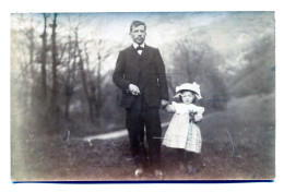 Carte Photo D'un Homme élégant Avec Sa Petite Fille élégante A La Campagne Vers 1910 - Anonymous Persons