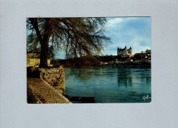 Saumur (49) : Le Chateau Dominant La Ville Et La Loire - Saumur