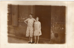 Carte Photo D'une Femme Avec Sa Jeune Fille Posant Devant L'entré De Leurs Immeuble Vers 1930 - Anonymous Persons