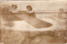 Carte Photo D'une Femme Avec Une Jeune Fille Posant Dans Un Décor D'avion Dans Un Studio Photo Vers 1910 - Personnes Anonymes