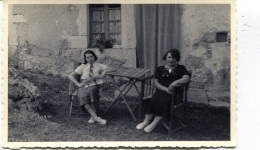 Carte Photo D'une Femme élégante Avec Sa Jeune Fille Assise A Table Devant Leurs Maison - Personnes Anonymes