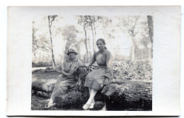 Carte Photo D'une Femme élégante Avec Sa Jeune Fille Assise A La Campagne Vers 1930 - Anonyme Personen