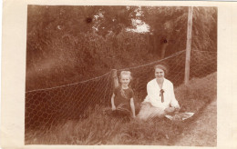 Carte Photo D'une Femme élégante Avec Sa Jeune Fille Assise Sur Le Bord D'un Chemin - Personnes Anonymes