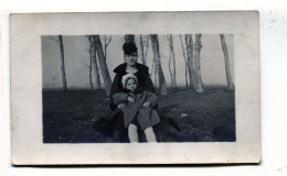 Carte Photo D'une Femme élégante Avec Sa Petite Fille Assise Dans Un Bois Vers 1930 - Personnes Anonymes
