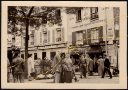 Photographie La Butte, Commune Libre De Montmartre 1957, Belle Photo Animée De Quartier Mairie, Chez Eugène, 8,8x6,2 Cm - Places