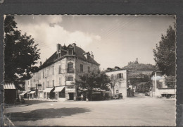 46 - SAINT CERE - Un Coin De La Place De La République Et Tours De Saint Laurent - Saint-Céré