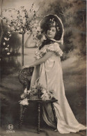 FANTAISIES - Femme - Fleurs - Chapeau - Carte Postale Ancienne - Donne