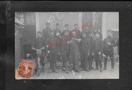 MILITARIA CARTE PHOTO MILITAIRE GROUPE DE SOLDATS POILUS SUR UN 6e ?? UN A VELO NON SITUER VEND EN ETAT : - Characters