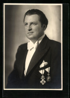 AK Opernsänger Rudolf Gonszar Im Schwarzen Anzug Mit Orden, Mit Original Autograph  - Oper
