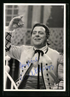 AK Opernsänger Carl Hoppe Hebt Lächelnd Die Hand, Mit Original Autograph  - Oper