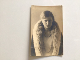 Carte Postale Ancienne Photographie Portrait De Femme Au Collier De Perles - Femmes