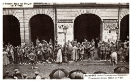 La Guerre De 1914 Dans Les Vosges - Saint-Dié Avant L'Occupation Allemande - Prisonniers Devant L'Hôtel De Ville - Saint Die