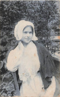 BELGIQUE - Beernem - Femme Assise Dans Le Jardin - Carte Postale Ancienne - Beernem