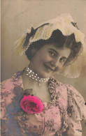 FANTAISIES - Femme Souriante Avec Un Chapeau - Carte Postale Ancienne - Donne
