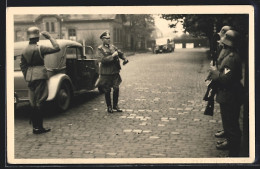 AK Minden /Westf., Kaserne, Regiments-Kommandeur Bei Der Begrüssung Der Wachen  - Minden