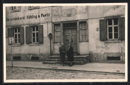 Foto-AK Bitterfeld, Buchdruckerei Rühling & Paetz, Gebäudefront Mit Zwei Damen  - Bitterfeld