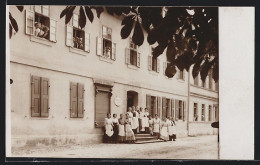 Foto-AK Gnadau, Schwesternhaus, Gebäudefront Mit Schwestern Vor Dem Eingang Und In Fenstern  - Other & Unclassified