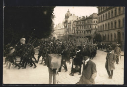 Foto-AK München, Brienner Strasse, Soldaten-Marsch, Passanten  - Muenchen