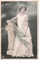 FANTAISIES - Femme En Robe Blanche - Carte Postale Ancienne - Femmes