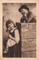 ENFANTS - Fille Se Cachant - Garçon Admirant La Fille - Carte Postale Ancienne - Altri & Non Classificati