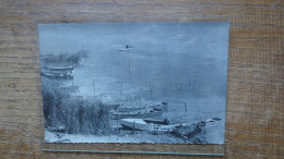 Paladru : Isère , (années 50-60 ) Autour Du Lac De Paladru Seul Au Monde Sur Son Embarcation (photo 18x12 Cm ) - Lieux