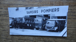 Les Abrets : Isère , Caserne Des Sapeurs Pompiers Et Les Pompiers Jour De Cérémonie ( Petite Photo ) - Lieux