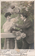 COUPLES - La Fleur Du Souvenir - Homme Offrant Des Fleurs à Sa Femme - Carte Postale Ancienne - Paare