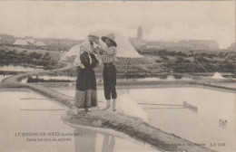 Cpa  Le Bourg De Batz  Dans Les Marais-salants - Batz-sur-Mer (Bourg De B.)