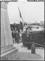 P-24-Bi.-3172 : PHOTO D'AMATEUR. FORMAT ENVIRON : 8 CM X 11 CM. BOURG-LA-REINE. AU MONUMENT AUX MORTS - Bourg La Reine
