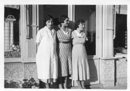 Photographie Photo Vintage Snapshot Femme Amies Mode Trio - Personnes Anonymes