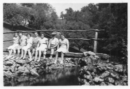 Photographie Photo Vintage Snapshot Groupe Mode Pont Robes Bridge - Anonyme Personen