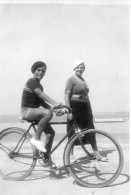 Photographie Photo Vintage Snapshot Vélo Bicyclette Groupe Femme Mode - Autres & Non Classés