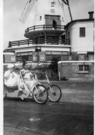 Photographie Photo Vintage Snapshot Vélo Bicyclette Tricycle Moulin - Autres & Non Classés