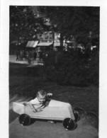 Photographie Photo Vintage Snapshot Voiture à Pédales Voiturette Jouet Toy - Personnes Anonymes