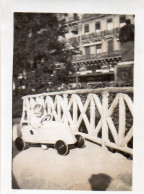 Photographie Photo Vintage Snapshot Voiture à Pédales Voiturette Jouet Toulouse - Anonyme Personen