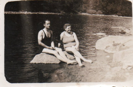 Photographie Photo Vintage Snapshot Maillot De Bain Baignade Couple - Andere & Zonder Classificatie