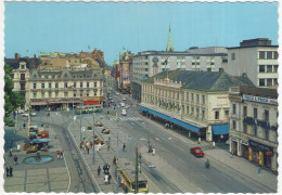 Malmö: VOLVO 144, 2x AUTOBUS/COACH - 'Frick & Frick', 'Grundig' - Gustavs Adolfs Torg Och Södergatan - (Sweden) - PKW