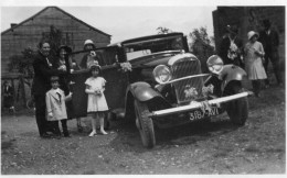 Photographie Photo Vintage Snapshot Automobile Voiture Auto Car Groupe - Automobiles