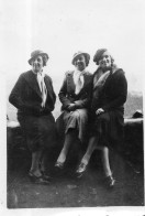 Photographie Photo Vintage Snapshot Femme Amies Mode Chapeau Trio - Persone Anonimi