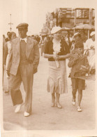 Photographie Photo Vintage Snapshot Marche Marcheur Walking Rue Street  - Personnes Anonymes