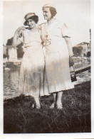 Photographie Photo Vintage Snapshot Couple De Femmes Mode Chapeau - Anonyme Personen