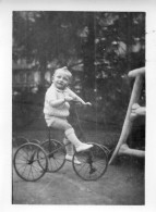 Photographie Photo Vintage Snapshot Vélo Bicyclette Tricycle Enfant - Andere & Zonder Classificatie