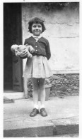 Photographie Photo Vintage Snapshot Poupée Doll Enfant Fillette Baigneur - Personnes Anonymes