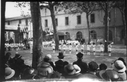 Photographie Photo Vintage Snapshot Gymnastique Cour D'école  - Personnes Anonymes