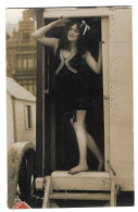 CARTE PHOTO - FEMME DEVANT L'ENTREE D'UNE ROULOTTE - PROSTITUEE ? FILLE DE JOIE ? 1912 - Vrouwen