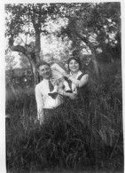 Photographie Photo Vintage Snapshot Famille Enfant Campagne  - Persone Anonimi